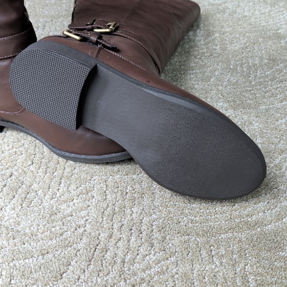 Chic Brown Women's Boots - Picture 3 of 4